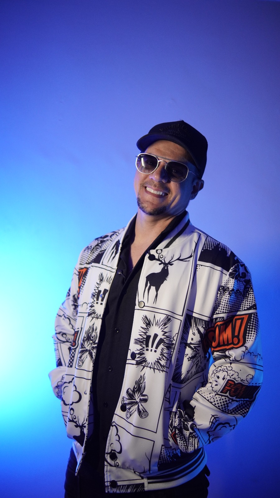 Artista do projeto MELÔBEAT, com óculos escuros e jaqueta estampada